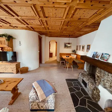 Chesa Coronella Apartment